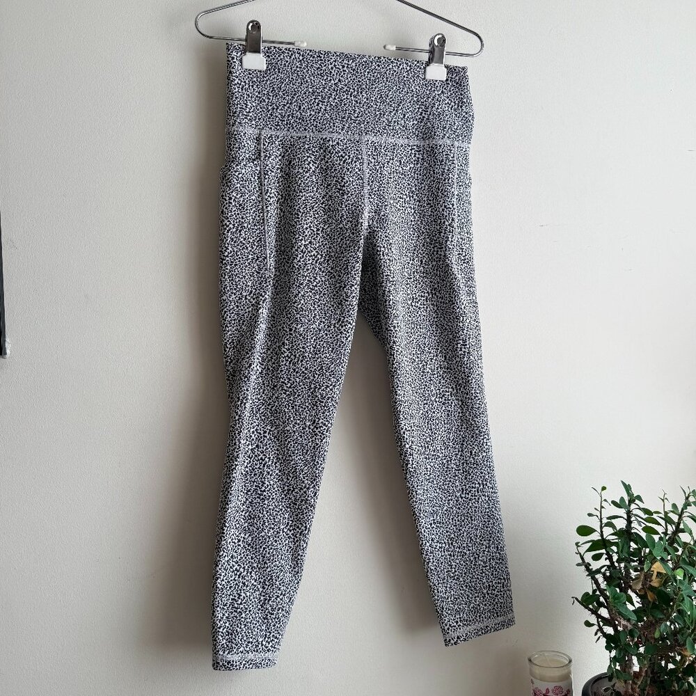 Athleta Salutation Stash II Textured Tight in Tiny Cheetah print - Women’s M